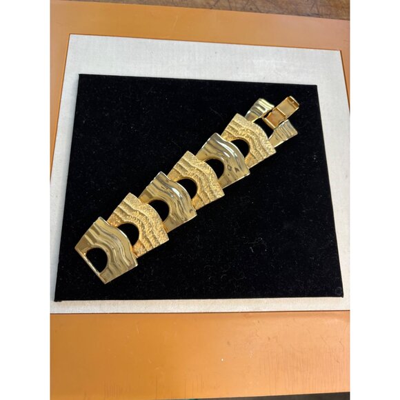 Vintage Gold-Toned Wide Textured Link Bracelet With Wave Design - Picture 12 of 15